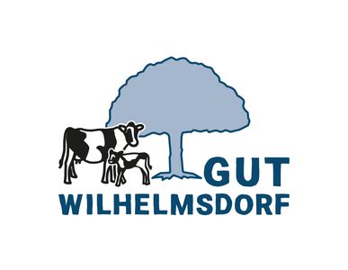 KI generiert: Das Bild zeigt ein Logo, das eine Kuh und ein Kalb unter einem Baum darstellt, begleitet vom Text "Gut Wilhelmsdorf". Der Hauptinhalt ist die Darstellung eines landwirtschaftlichen Hofs.