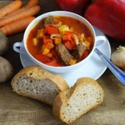 Produktfoto zu Gulaschsuppe mit Baguette