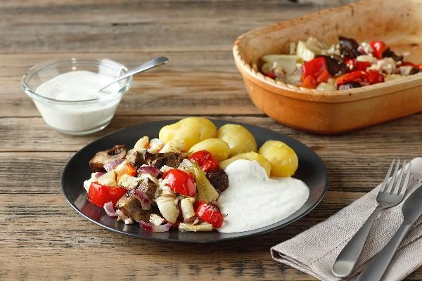 Produktfoto zu Mediterranes Ofengemüse mit Quarkdip